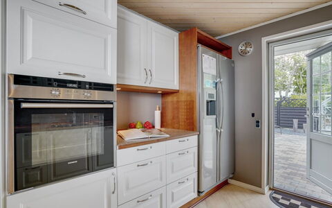 Regnwald - 400M to the Fjord: Elettrodomestico Da Cucina, Pavimentazione, Cucina, Apparecchio Major, Cabinetry, Interior Design, Legna, Controsoffitto, Pavimento, Elettrodomestico