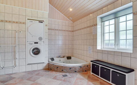 Regnwald - 400M to the Fjord: Pavimentazione, Pavimento, Idraulico Fixture, Interior Design, Soffitto, Bagno, Idraulico, Camera, Piastrella, Vasca Da Bagno