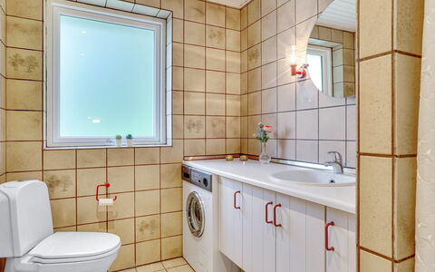 Ephra - 250M to the Fjord: Bagno, Idraulico Fixture, Pavimentazione, Toilet Seat, Gabinetto, Pavimento, Interior Design, Idraulico, Lavello, Lavandino Del Bagno
