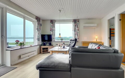 Ephra - 250M to the Fjord: Mobilia, Interior Design, Pavimentazione, Legna, Pavimento, Divano, Soffitto, Pavimento In Legno, Soggiorno, Tavolo