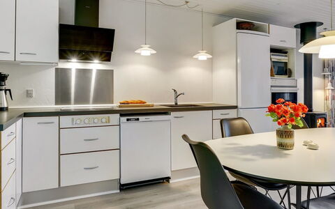 Ephra - 250M to the Fjord: Mobilia, Cucina, Interior Design, Controsoffitto, Elettrodomestico Da Cucina, Pavimentazione, Lampada, Parete, Soffitto, Legna