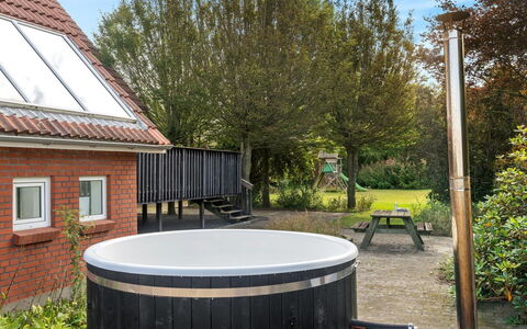 Auguste - 1.5Km to the Fjord: Tetto, Casa, Lotto, Casa, Villetta, Estate, Edifici Giardino, Shade, Log Cabin, Landscaping