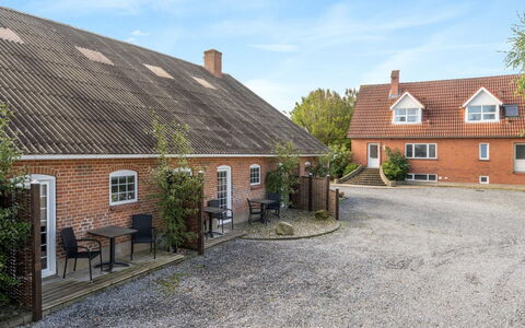 Auguste - 1.5Km to the Fjord: Tetto, Casa, Lotto, Casa, Villetta, Estate, Edifici Giardino, Shade, Log Cabin, Landscaping