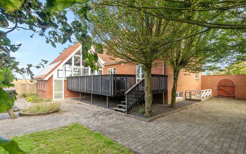 Auguste - 1.5Km to the Fjord: Tetto, Casa, Lotto, Casa, Villetta, Estate, Edifici Giardino, Shade, Log Cabin, Landscaping