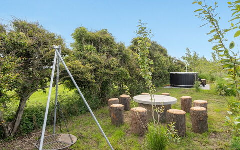 Imilie - 250M to the Fjord: Tetto, Casa, Lotto, Casa, Villetta, Estate, Edifici Giardino, Shade, Log Cabin, Landscaping