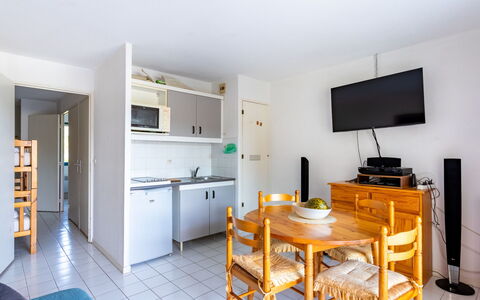 Le Lavandou 70: Tavolo, Mobilia, Cabinetry, Costruzione, Scaffalature, Legna, Soggiorno, Sedia, Casa, Cassetto