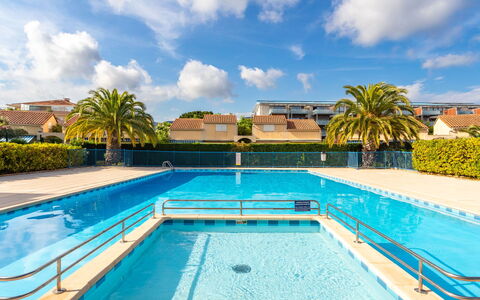 Le Lavandou 70: Acqua, Pianta, Nube, Cielo, Proprietà, Costruzione, Piscina, Azzurro, Albero, Corpo D'Acqua