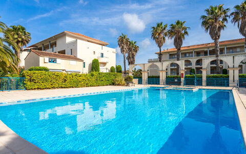 Le Lavandou 70: Acqua, Cielo, Nube, Pianta, Costruzione, Giorno, Piscina, Azzurro, Albero, Mobili Da Esterno