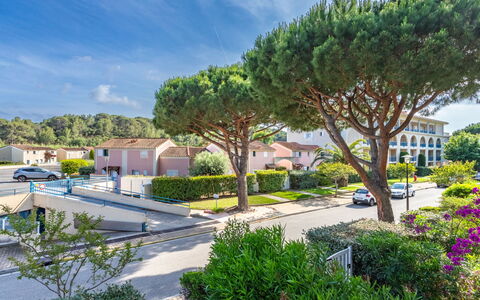 Le Lavandou 70: Nube, Pianta, Cielo, Costruzione, Albero, Urban Design, Tempo Libero, Manto Stradale, Casa, Paesaggio