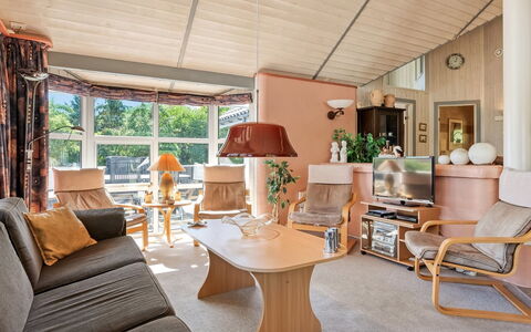 Stryd - 150M from the Sea: Pavimentazione, Parete, Pavimento, Interior Design, Legna, Soffitto, Pavimento In Legno, Illuminazione, Mobilia, Pavimento Laminato