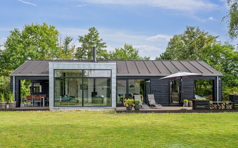 Yukon - 150M from the Sea: Tetto, Casa, Casa, Villetta, Raccordo, Estate, Driveway, Edifici Giardino, Cortile, Capannone