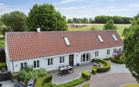 Malinda - 500M from the Sea: Appartamento, Shade, Balcone, Sedia, Recinzione, Mobili Da Esterno, Alluminio, Erba Sintetica