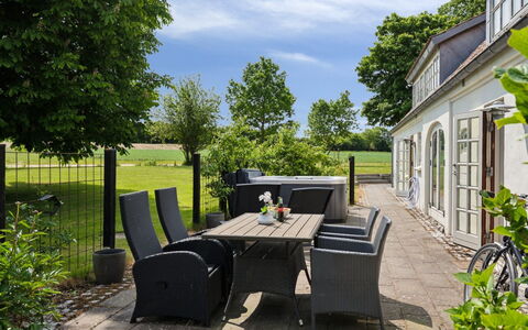 Malinda - 500M from the Sea: Appartamento, Shade, Balcone, Sedia, Recinzione, Mobili Da Esterno, Alluminio, Erba Sintetica
