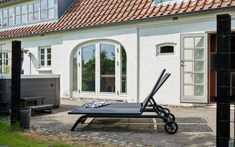 Malinda - 500M from the Sea: Appartamento, Shade, Balcone, Sedia, Recinzione, Mobili Da Esterno, Alluminio, Erba Sintetica