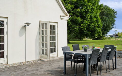 Malinda - 500M from the Sea: Appartamento, Shade, Balcone, Sedia, Recinzione, Mobili Da Esterno, Alluminio, Erba Sintetica