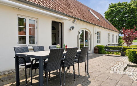 Malinda - 500M from the Sea: Appartamento, Shade, Balcone, Sedia, Recinzione, Mobili Da Esterno, Alluminio, Erba Sintetica