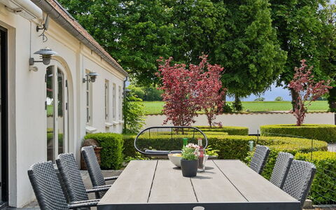Malinda - 500M from the Sea: Appartamento, Shade, Balcone, Sedia, Recinzione, Mobili Da Esterno, Alluminio, Erba Sintetica