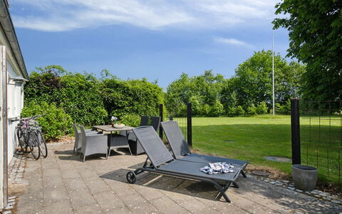 Malinda - 500M from the Sea: Appartamento, Shade, Balcone, Sedia, Recinzione, Mobili Da Esterno, Alluminio, Erba Sintetica
