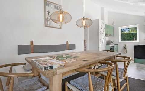 Kukka - 600M from the Sea: Mobilia, Interior Design, Pavimentazione, Legna, Tavolo, Lampada, Soffitto, Sala Da Pranzo, Pavimento, Cucina & Sala Da Pranzo Tavolo