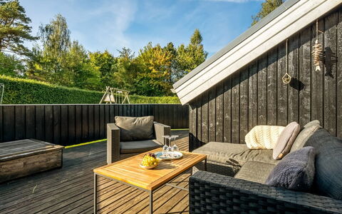 Kukka - 600M from the Sea: Pavimentazione, Parete, Pavimento, Interior Design, Legna, Soffitto, Pavimento In Legno, Illuminazione, Mobilia, Pavimento Laminato