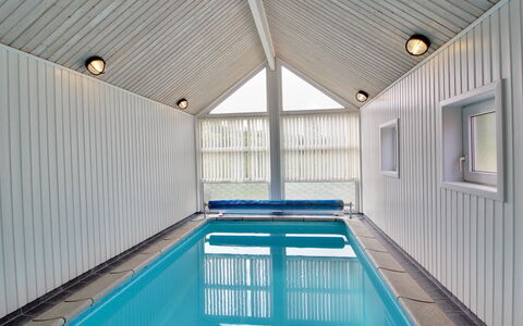 Kukka - 600M from the Sea: Pavimentazione, Parete, Pavimento, Interior Design, Legna, Soffitto, Pavimento In Legno, Illuminazione, Mobilia, Pavimento Laminato