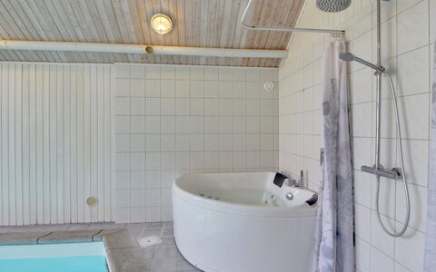 Rani - 800M from the Sea: Pavimentazione, Idraulico Fixture, Pavimento, Interior Design, Vasca Da Bagno, Soffitto, Bagno, Idraulico, Rubinetto, Mobilia