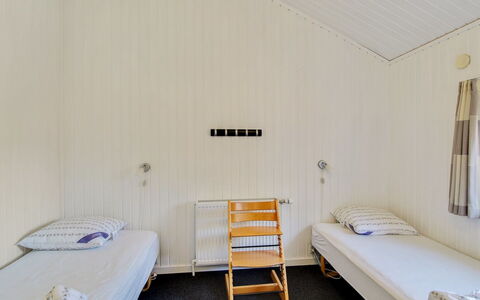 Rani - 800M from the Sea: Parete, Legna, Pavimento, Pavimentazione, Camera Da Letto, Letto, Soffitto, Interior Design, Telaio Del Letto, Lenzuolo