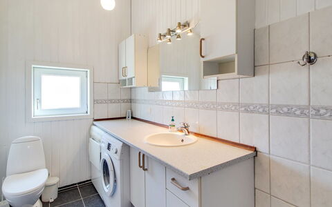 Rani - 800M from the Sea: Pavimentazione, Idraulico Fixture, Pavimento, Interior Design, Lavello, Lavandino Del Bagno, Rubinetto, Bagno, Idraulico, Soffitto
