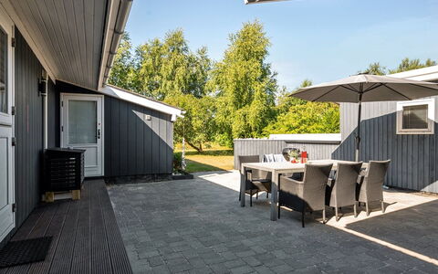 Gardis - 100M from the Sea: Tetto, Casa, Casa, Villetta, Raccordo, Estate, Driveway, Edifici Giardino, Cortile, Capannone
