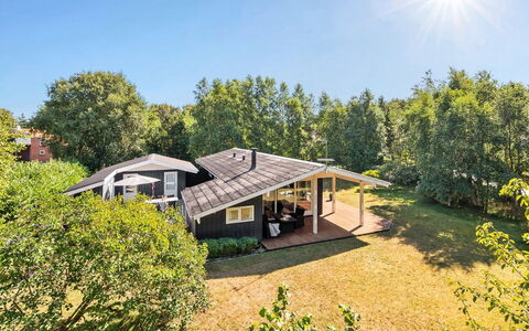 Gardis - 100M from the Sea: Tetto, Casa, Casa, Villetta, Raccordo, Estate, Driveway, Edifici Giardino, Cortile, Capannone