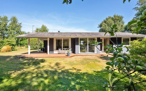 Gardis - 100M from the Sea: Tetto, Casa, Casa, Villetta, Raccordo, Estate, Driveway, Edifici Giardino, Cortile, Capannone