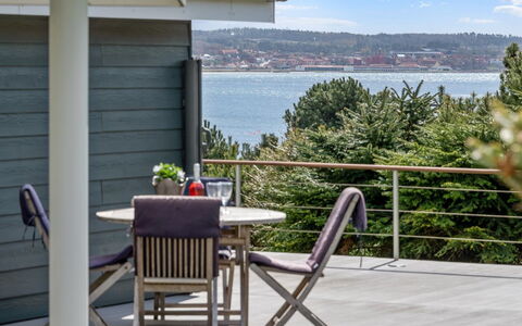 Kuno - 300M from the Sea: Tetto, Casa, Casa, Villetta, Raccordo, Estate, Driveway, Edifici Giardino, Cortile, Capannone