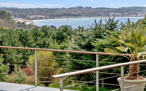 Kuno - 300M from the Sea: Tetto, Casa, Casa, Villetta, Raccordo, Estate, Driveway, Edifici Giardino, Cortile, Capannone