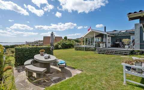 Kuno - 300M from the Sea: Tetto, Casa, Casa, Villetta, Raccordo, Estate, Driveway, Edifici Giardino, Cortile, Capannone