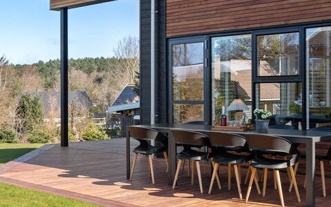 Ylvi - 250M from the Sea: Legna, Mobilia, Pavimento In Legno, Pavimento, Sedia, Latifoglie, Color Legno, Deck, Portico, Bicchiere