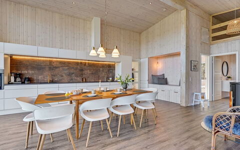 Ylvi - 250M from the Sea: Pavimentazione, Interior Design, Legna, Soffitto, Pavimento In Legno, Pavimento, Cucina & Sala Da Pranzo Tavolo, Mobilia, Cucina, Casa