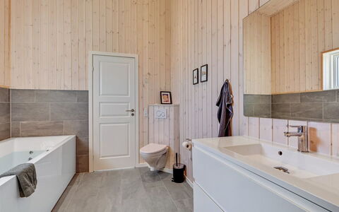 Ylvi - 250M from the Sea: Pavimentazione, Pavimento, Parete, Legna, Idraulico Fixture, Interior Design, Bagno, Rubinetto, Mobiletto Del Bagno, Idraulico
