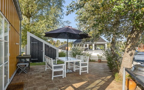 Goda - 5M from the Sea: Zona Residenziale, Tetto, Sobborgo, Driveway, Estate, Camino