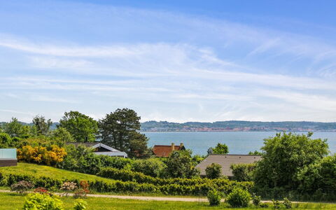 Rawald - 200M from the Sea: Tetto, Casa, Casa, Villetta, Raccordo, Estate, Driveway, Edifici Giardino, Cortile, Capannone