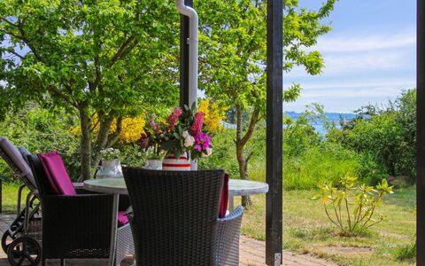Rawald - 200M from the Sea: Tetto, Casa, Casa, Villetta, Raccordo, Estate, Driveway, Edifici Giardino, Cortile, Capannone