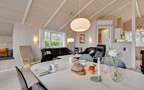Sitka - 250M from the Sea: Tetto, Casa, Casa, Villetta, Raccordo, Estate, Driveway, Edifici Giardino, Cortile, Capannone