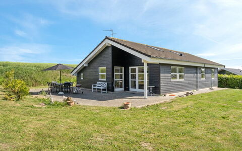 Bitha - 400M from the Sea: Tetto, Casa, Lotto, Casa, Villetta, Estate, Edifici Giardino, Shade, Log Cabin, Landscaping
