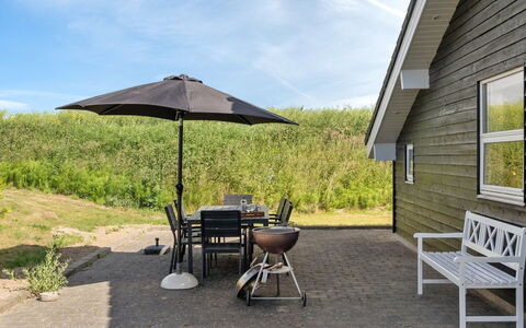 Bitha - 400M from the Sea: Tetto, Casa, Lotto, Casa, Villetta, Estate, Edifici Giardino, Shade, Log Cabin, Landscaping