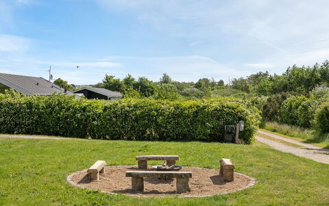 Bitha - 400M from the Sea: Tetto, Casa, Lotto, Casa, Villetta, Estate, Edifici Giardino, Shade, Log Cabin, Landscaping