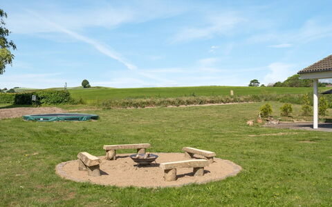 Bitha - 400M from the Sea: Tetto, Casa, Lotto, Casa, Villetta, Estate, Edifici Giardino, Shade, Log Cabin, Landscaping
