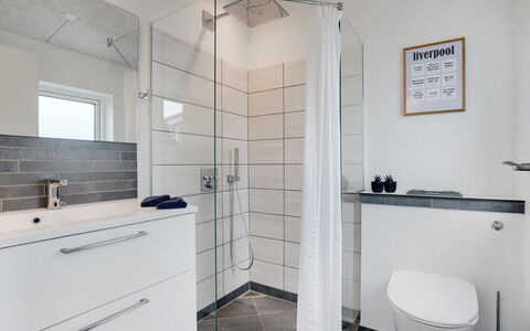 Anniina - 200M from the Sea: Pavimentazione, Pavimento, Interior Design, Idraulico Fixture, Bagno, Piastrella, Idraulico, Mobiletto Del Bagno, Materiale Composito, Gabinetto