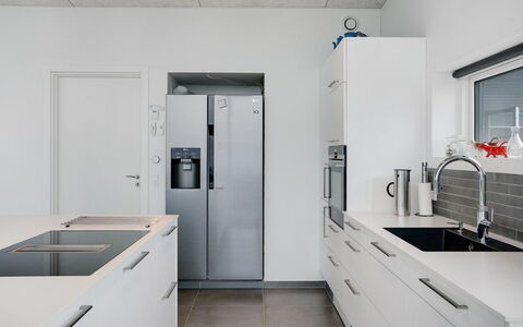 Anniina - 200M from the Sea: Cucina, Controsoffitto, Elettrodomestico Da Cucina, Pavimentazione, Apparecchio Major, Cabinetry, Interior Design, Legna, Pavimento, Mobilia