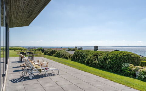Anniina - 200M from the Sea: Groundcover, Shade, Giardino, Landscaping, Passerella, Prato, Flagstone, Hedge, Eco Hotel, Mobili Da Esterno