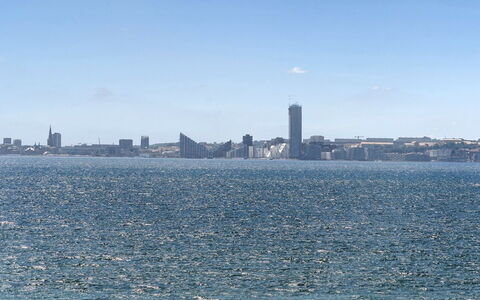 Anniina - 200M from the Sea: Blu, Risorse Idriche, Giorno, Corpo D'Acqua, Orizzonte, Città, Grattacielo, Waterway, Mare