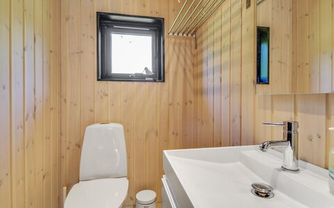 Rufina - 850M from the Sea: Pavimentazione, Legna, Idraulico Fixture, Pavimento, Interior Design, Soffitto, Lavandino Del Bagno, Bagno, Lavello, Camera